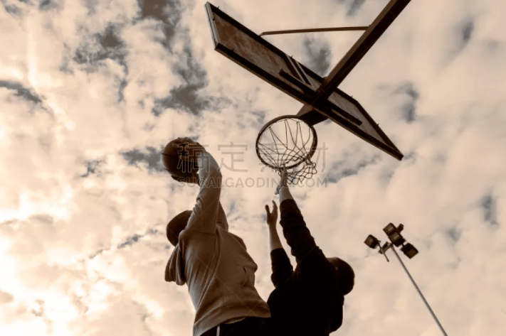 详解棒球规则中的“死球转活球”判定逻辑及其对比赛节奏的影响